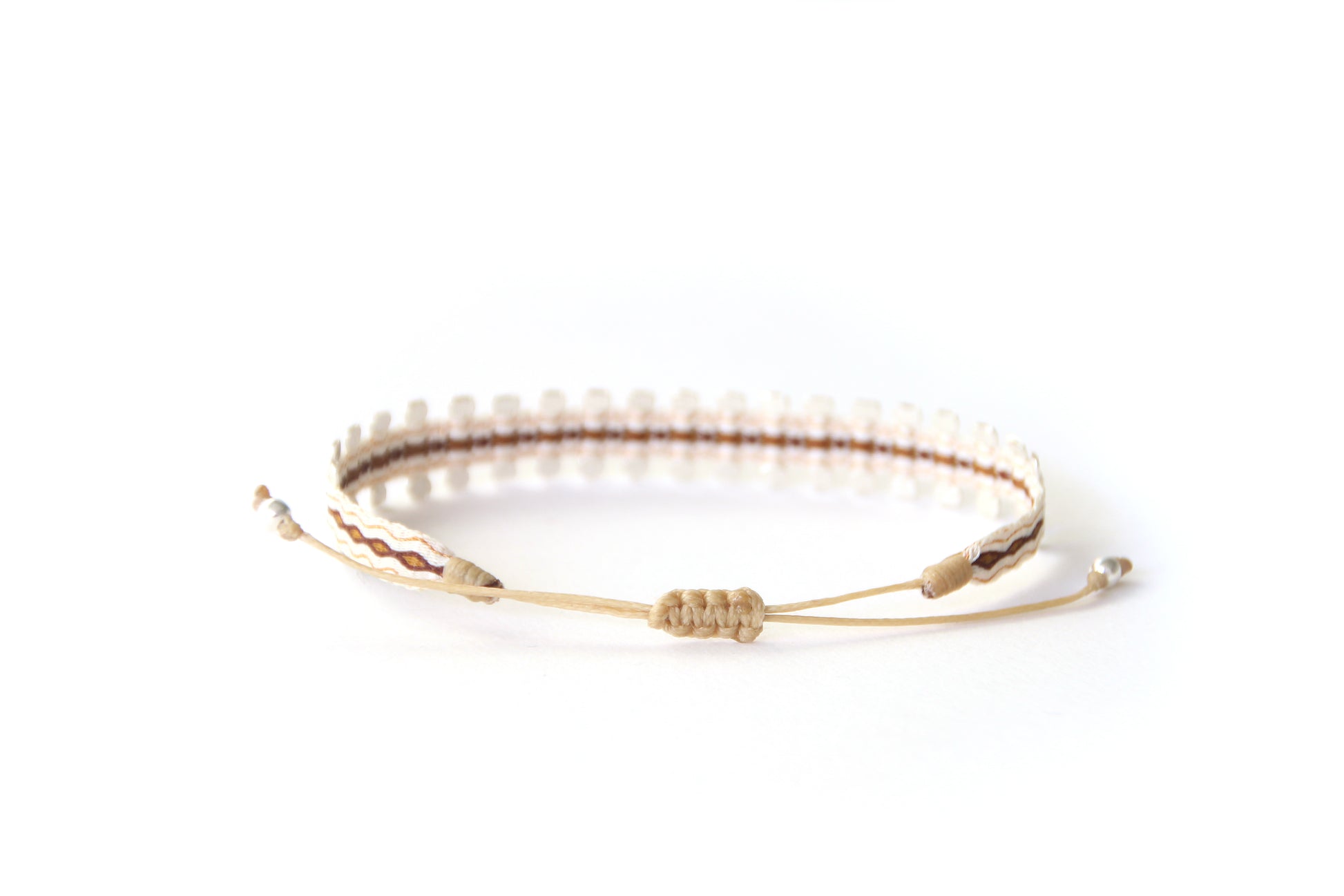 Bracelet blanc tissé fait main par des artisans colombien par Mazonia