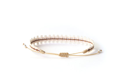 Bracelet blanc tissé fait main par des artisans colombien par Mazonia